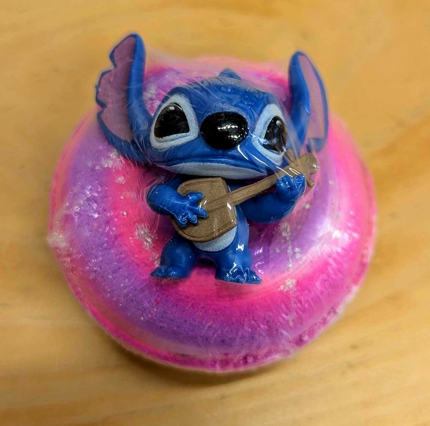 Bombe de bain effervescente avec jouet Stitch Ukulele - Orange Douce