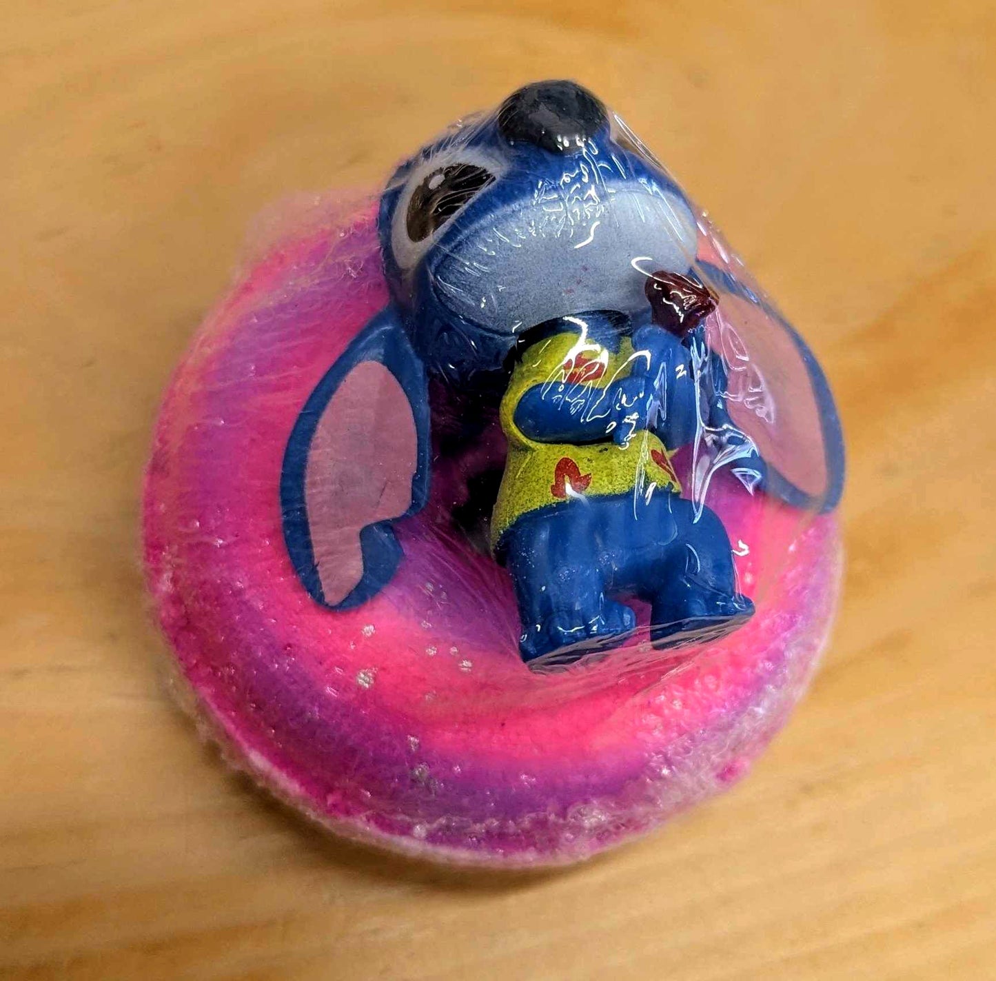 Bombe de bain effervescente - Stitch chemise hawaïenne tenant une rose - Pop aux raisins