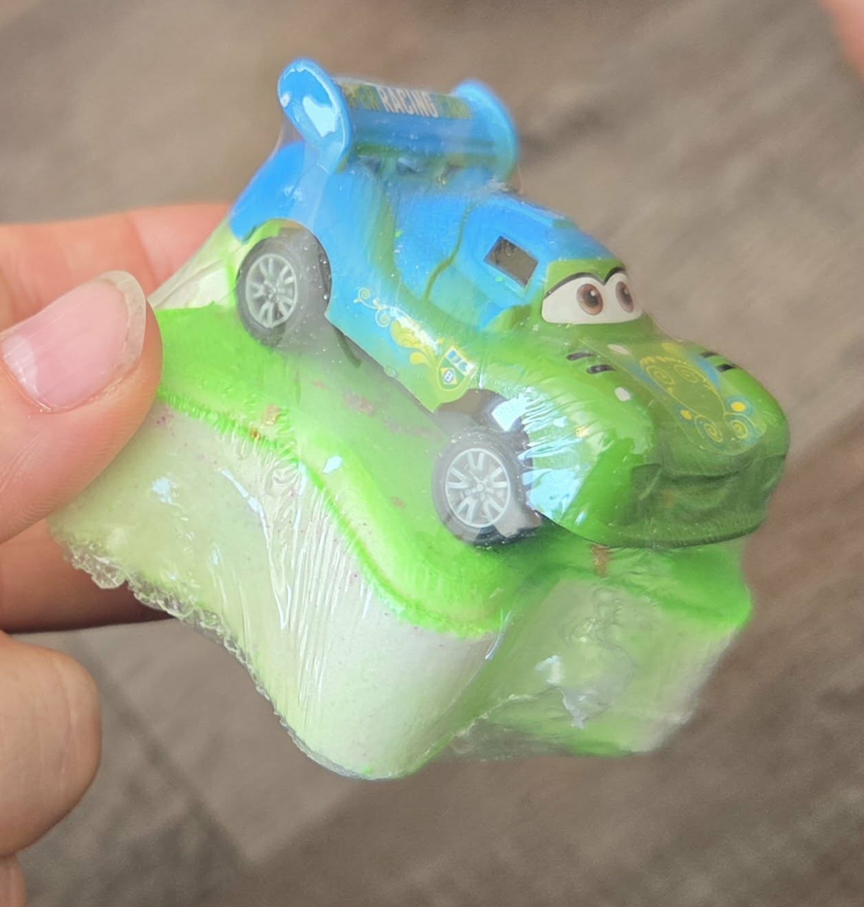 Bombe de bain effervescente avec jouet - Les Bagnoles - Froot Loops