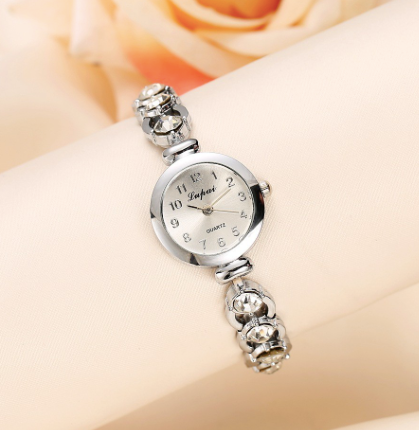 Montre métal femme avec pierres du Rhin