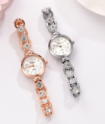 Montre métal femme avec pierres du Rhin