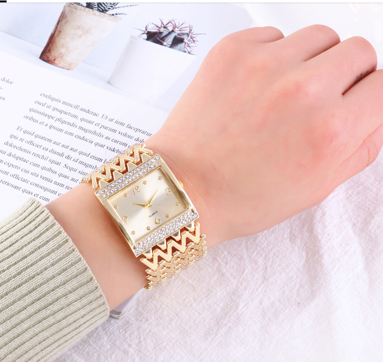 Montre carrée en métal or rose pour femmes