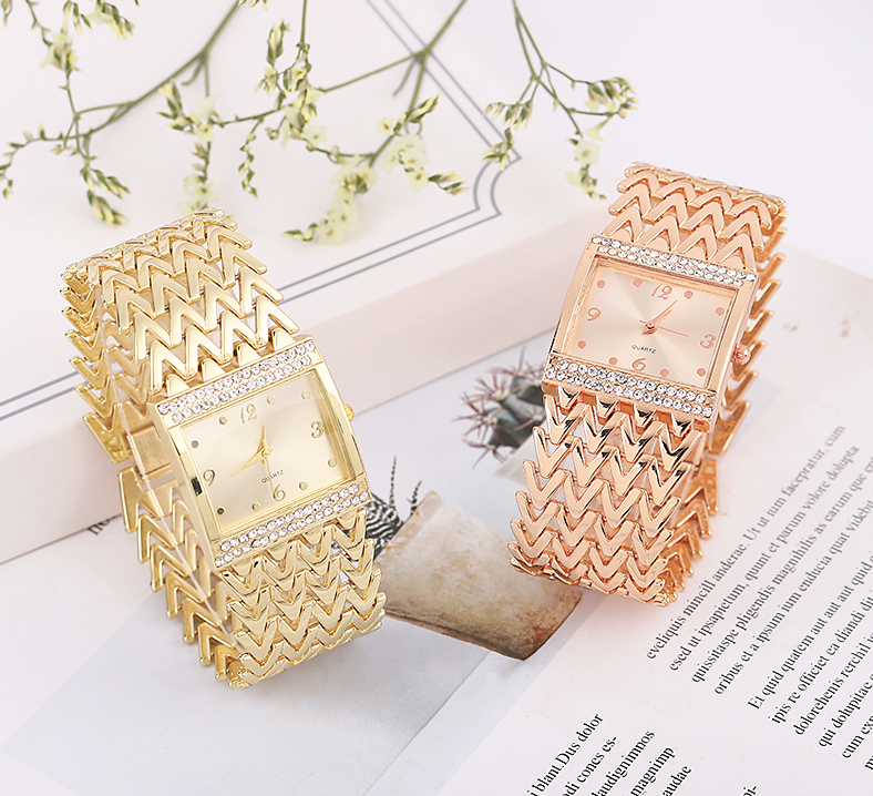 Montre carrée en métal or pour femmes