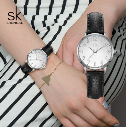Montre Shengke pour femmes avec bracelet de cuir noir