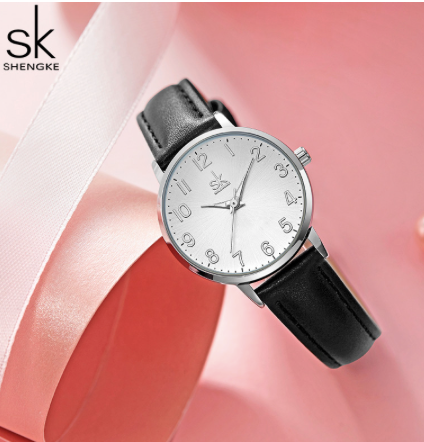Montre Shengke pour femmes avec bracelet de cuir noir