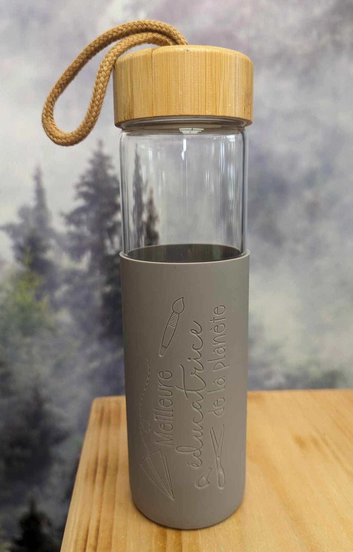 Bouteille en verre 20 oz. enrobée d'un manchon de silicone gravé: Meilleure éducatrice de la planète! - Gris