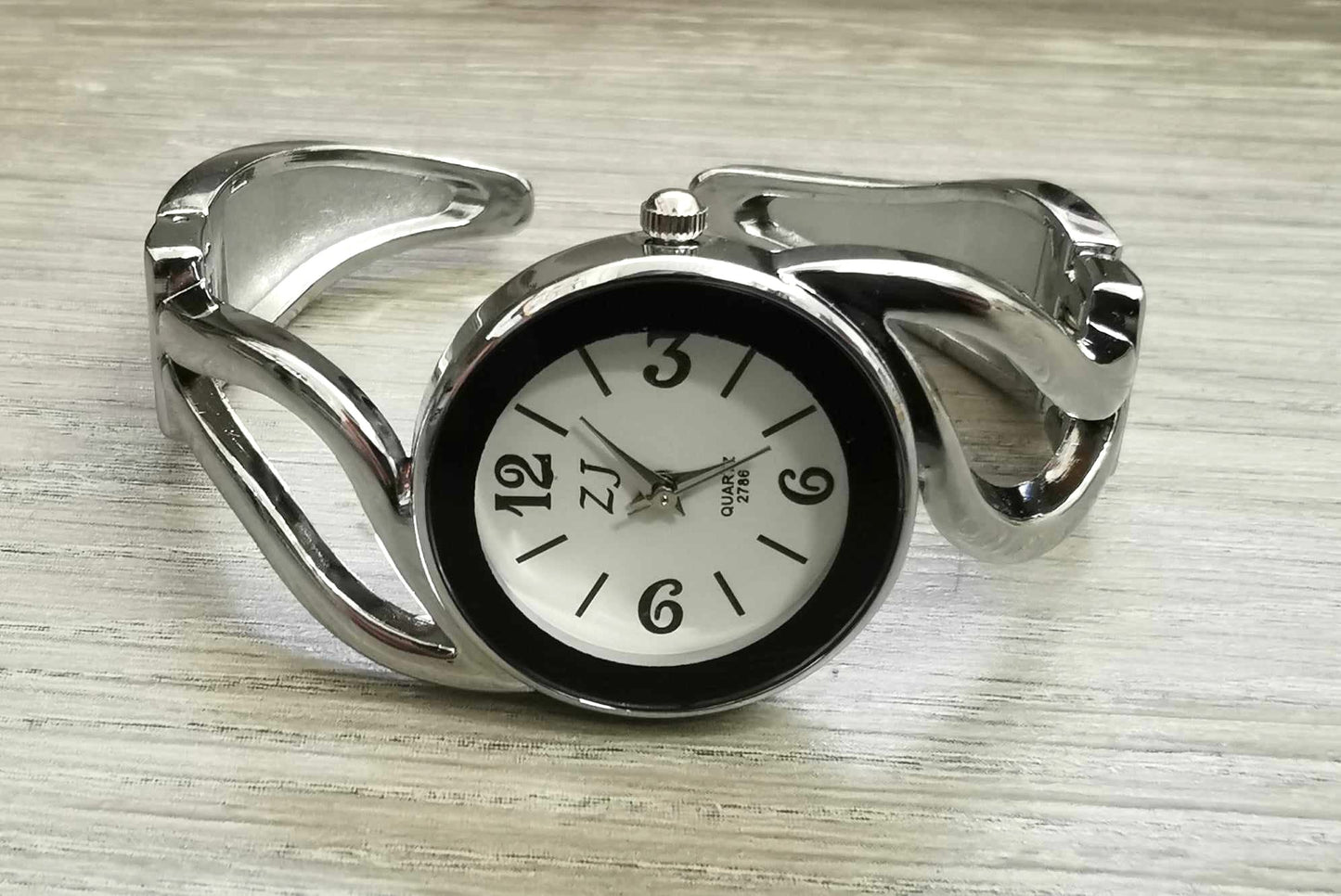 Montre bangle femmes argent et noir torsadée