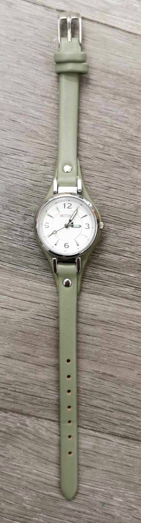 Montre pour femmes bracelet de cuir vert kaki