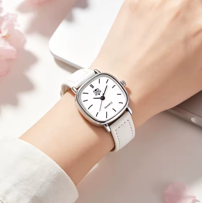 Petite montre carrée pour femmes avec bracelet de cuir blanc