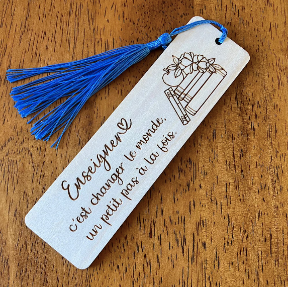 Signet en bois - Enseigner c'est changer le monde un petit pas à la fois.