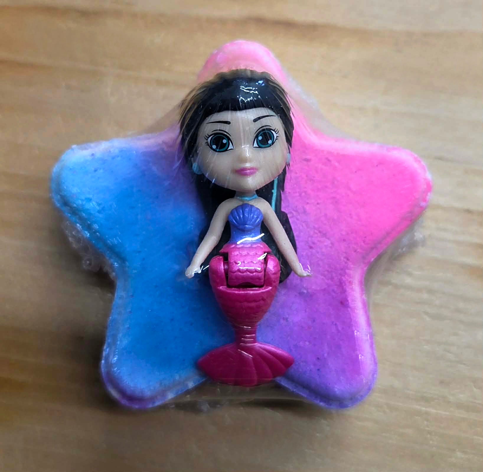 Bombe de bain effervescente - Étoile avec jouet Sirène cheveux noirs - Tranche de fruits