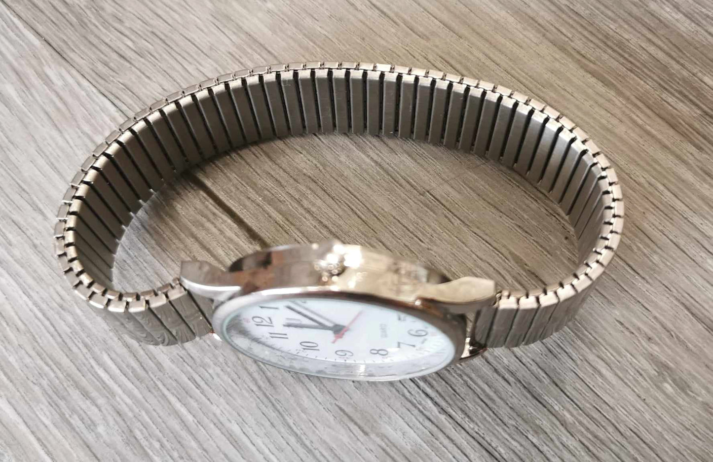 Montre extensible pour hommes argent fond blanc