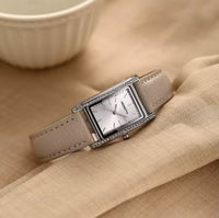 Montre rectangle pour femmes avec bracelet de cuir beige - Rebirth