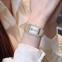 Montre rectangle pour femmes avec bracelet de cuir beige - Rebirth