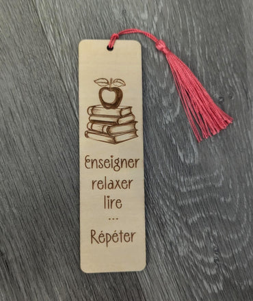 Cadeau pour enseignant(e) - Signet en bois: Enseigner, relaxer, lire, répéter.